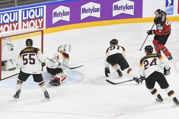 IIHF Eishockey-WM 2017 Canada - Germany on 17.05.2017 at Lanxess Arena in Cologne Save von Goalie Philipp Grubauer ( 30) gegen Ryan O™Reilly ( 90 Team Canada) wd