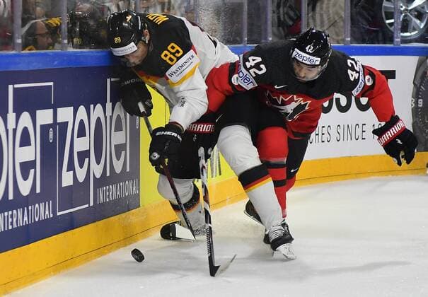 18.05.2017, xblx, Eishockey WM 2017, Kanada - Deutschland, emspor, v.l., David Wolf (Deutschland, DEB), Chris Lee (Team Canada, Kanada) Koeln
