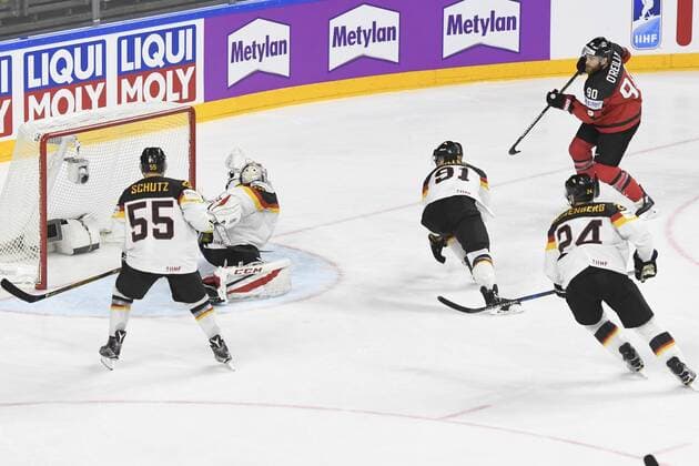 IIHF Eishockey-WM 2017 Canada - Germany on 17.05.2017 at Lanxess Arena in Cologne Save von Goalie Philipp Grubauer ( 30) gegen Ryan O™Reilly ( 90 Team Canada) wd