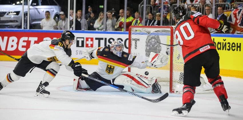 vl. Moritz Mueller (GER), Philipp Grubauer (GER), Ryan O Reilly (CAN) trifft mit seinem Schuss den Pfosten, Kanada - Deutschland Koeln Copyright: xHorn xEibner-Pressefotox EP_BHN