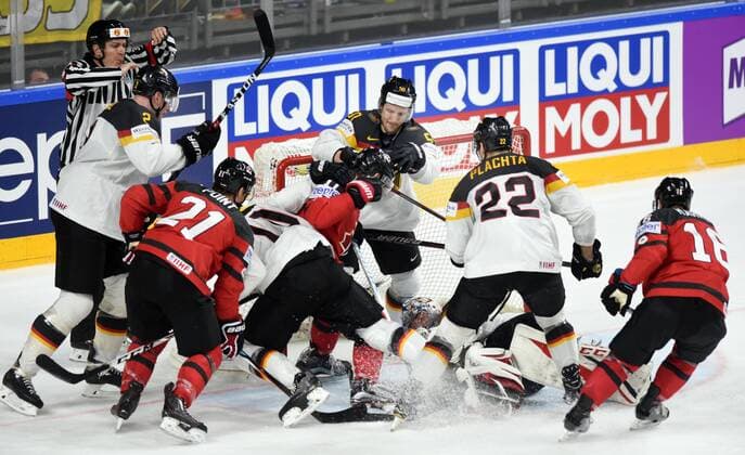 Eishockey WM 2017 in Köln: Viertelfinale: Kanada - Deutschland - 18.05.2017. Vollversammlung vor dem Deutschen Tor. V.l: Reul (2), Ehrhoff (10 halb verd.), Hager (50), Tw. Grubauer (am Boden) und Plachta (22 alle Deut.) gegen Point (21), Konecny (11 verd.) und Marner (16 alle Kanada). HM