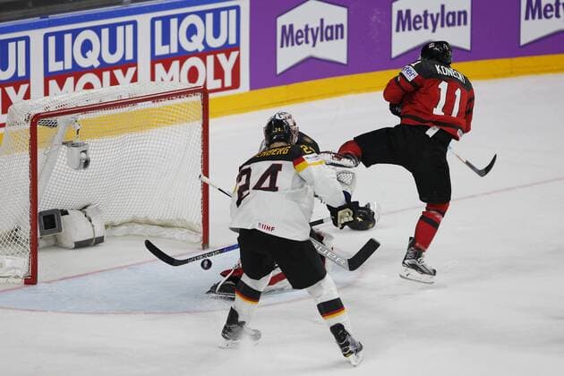 Bilder des Tages - SPORT IIHF WM 2017, Kanada - Deutschland, 18.05.2017 Dennis Seidenberg (Deutschland - Islanders, 24); Philipp Grubauer (Deutschland - Washington Capitals, 30); Travis Konecny (Kanada, 11); IIHF WM 2017, Kanada - Deutschland am 18.05.2017 in der Lanxess-Arena in Koeln (Deutschland). xadx