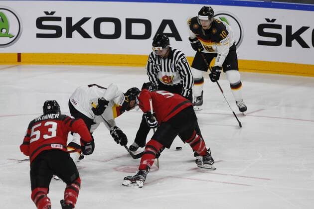 IIHF WM 2017, Kanada - Deutschland, 18.05.2017 Marcus Kink (Deutschland - Adler Mannheim, 17); Jason Demers (Kanada, 5); IIHF WM 2017, Kanada - Deutschland am 18.05.2017 in der Lanxess-Arena in Koeln (Deutschland). xadx