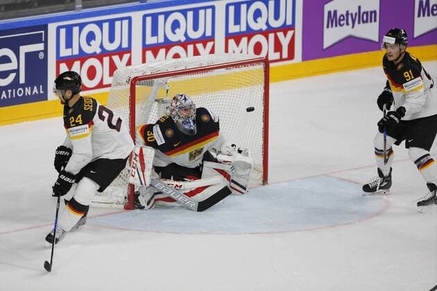 IIHF WM 2017, Kanada - Deutschland, 18.05.2017 Philipp Grubauer (Deutschland - Washington Capitals, 30); Dennis Seidenberg (Deutschland - Islanders, 24); Moritz Mueller (Deutschland - Koelner Haie, 91); IIHF WM 2017, Kanada - Deutschland am 18.05.2017 in der Lanxess-Arena in Koeln (Deutschland). xadx