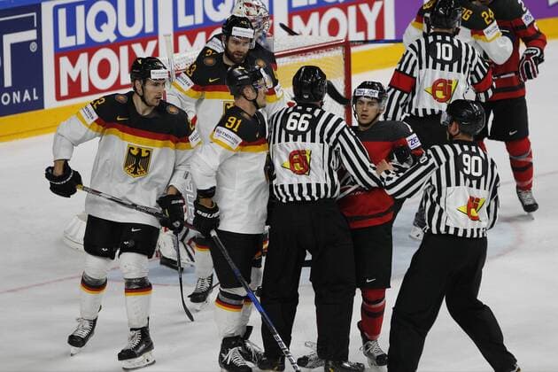 IIHF WM 2017, Kanada - Deutschland, 18.05.2017 Moritz Mueller (Deutschland - Koelner Haie, 91); Philipp Grubauer (Deutschland - Washington Capitals, 30); IIHF WM 2017, Kanada - Deutschland am 18.05.2017 in der Lanxess-Arena in Koeln (Deutschland). xadx