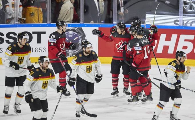Jeff SKINNER, CAN 53 Torjubel, Jubel nach dem Tor zum 0-2 , Konrad ABELTSHAUSER, DEB 16 Gerrit FAUSER, DEB 43 Yannic SEIDENBERG, DEB 36 Markus KINK, DEB 17 Emotionen, enttaeuscht, Enttaeuschung, Frust, frustriert, Trauer ,traurig, verzweifelt, Verzweiflung DEUTSCHLAND - KANADA IIHF Eishockey Weltmeisterschaft 2017, Germany, Deutsche Eishockey Nationalmannschaft Eishockey DEB , Koeln, Deutschland 18.05.2017
