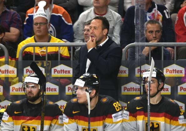 Eishockey WM 2017 in Köln: Viertelfinale: Kanada - Deutschland - 18.05.2017. Die Deutsche Mannschaftsbank mit Trainer Marco Sturm. HM