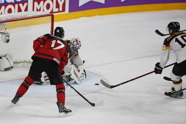 IIHF WM 2017, Kanada - Deutschland, 18.05.2017 Philipp Grubauer (Deutschland - Washington Capitals, 30); Wayne Simmonds (Kanada, 17); IIHF WM 2017, Kanada - Deutschland am 18.05.2017 in der Lanxess-Arena in Koeln (Deutschland). xadx