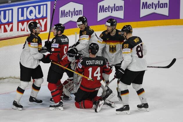 IIHF WM 2017, Kanada - Deutschland, 18.05.2017 Frank Hordler (Deutschland - Eisbaeren Berlin, 48); Christian Ehrhoff (Deutschland - Koelner Haie, 10); David Wolf (Deutschland - Adler Mannheim, 89); Matthias Plachta (Deutschland - Adler Mannheim, 22); Sean Couturier (Kanada, 14); IIHF WM 2017, Kanada - Deutschland am 18.05.2017 in der Lanxess-Arena in Koeln (Deutschland). xadx