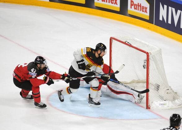 Eishockey WM 2017 in Köln: Viertelfinale: Kanada - Deutschland - 18.05.2017. Tor zum 1:2 Anschlußtreffer für Deutschland durch Yannic Seidenberg gegen Tw. Piccard (verd.). Li: Chris Lee (beide Kanada). HM