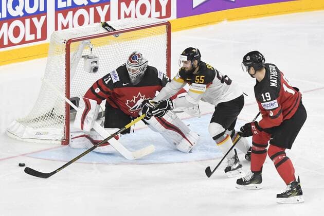 IIHF Eishockey-WM 2017 Canada - Germany on 17.05.2017 at Lanxess Arena in Cologne Felix Schuetz ( 55 Germany) kann den Puck vor Goalie Calvin Pickard ( 31 Team Canada) nicht kontrollieren wd