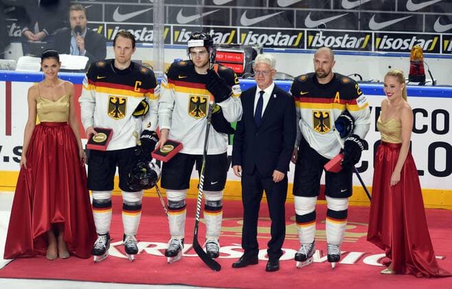 Eishockey WM 2017 in Köln: Viertelfinale: Kanada - Deutschland - 18.05.2017. Christian Ehrhoff, Leon Draisaitl und Dennis Seidenberg (v.l.) wurde von Franz Reindl (2.v.re.) als beste Spieler Deutschlands geehrt. HM