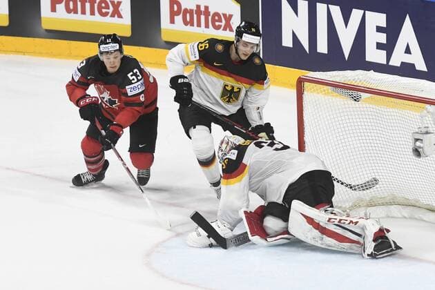 IIHF Eishockey-WM 2017 Canada - Germany on 17.05.2017 at Lanxess Arena in Cologne Vorausgehendzum 2:0, zunaechst der Save von Goalie Philipp Grubauer ( 30) gegen Jeff Skinner ( 53 Team Canada) wd