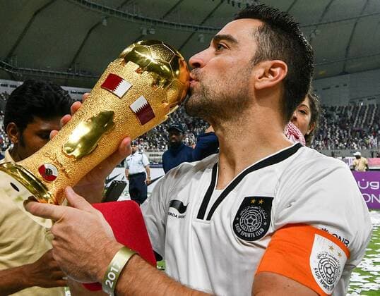 Themen der Woche - SPORT Bilder des Tages - SPORT (170520) -- DOHA, May 20, 2017 -- Xavi of Al-Sadd kisses the trophy after winning the Qatar Emir Cup Final soccer match at the Khalifa International Stadium in Doha, capital of Qatar, on May 19, 2017. Al-Sadd claimed the title by defeating Al-Rayyan with 2-1. ) (wll) (SP)QATAR-DOHA-SOCCER-EMIR CUP FINAL Nikku 