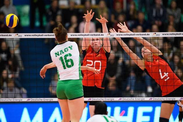 19.05.2017, Sporthalle Berg Fidel, Muenster Volleyball, Länderspiel Laenderspiel, Deutschland vs. Ungarn Angriff Eszter Nagy ( 16 HUN) - Block Doppelblock Leonie Schwertmann ( 20 GER), Maren Brinker ( 4 GER)