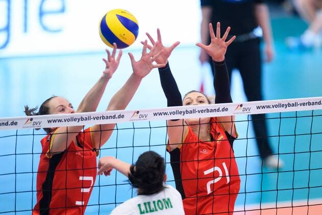 19.05.2017, Sporthalle Berg Fidel, Muenster Volleyball, Länderspiel Laenderspiel, Deutschland vs. Ungarn Block Doppelblock Denise Hanke ( 3 GER), Barbara Wezorke ( 21 GER) - Angriff Rita Liliom ( 15 HUN)