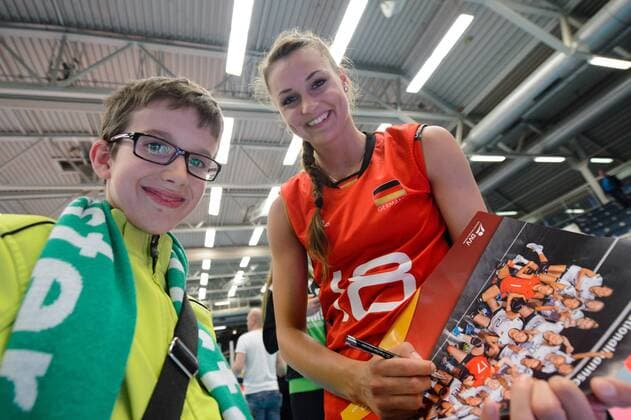 19.05.2017, Sporthalle Berg Fidel, Muenster Volleyball, Länderspiel Laenderspiel, Deutschland vs. Ungarn Dora Grozer ( 18 GER) schreibt Autogramm Fan Fans