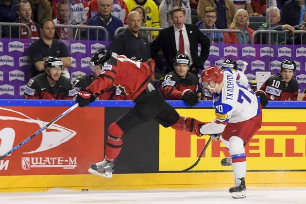170520 Kanadas Mitch Marner och Rysslands Vladimir Tkachyov i semifinalen mellan Kanada och Ryssland under ishockey-VM den 20 maj 2017 i Köln.  Copyright: JOELxMARKLUND BB170520JM002