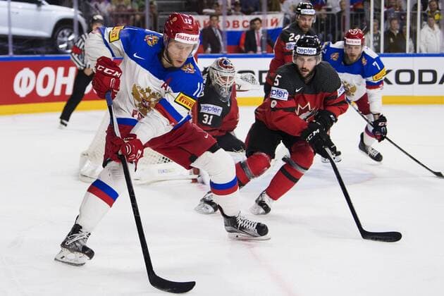 170520 Rysslands Sergei Andronov och Ivan Telegin utmanar Kanadas malvakt Calvin Pickard, Jason Demers och Calvin de Haan i semifinalen mellan Kanada och Ryssland under ishockey-VM den 20 maj 2017 i Köln.  Copyright: JOELxMARKLUND BB170520JM006