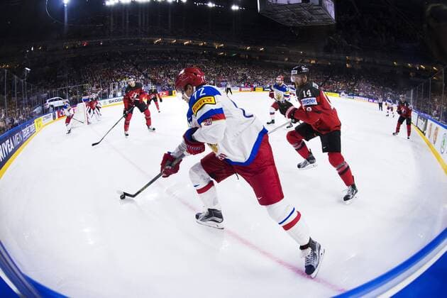 170520 Rysslands Artemi Panarin utmanar Kanadas Sean Couturier i semifinalen mellan Kanada och Ryssland under ishockey-VM den 20 maj 2017 i Köln.  Copyright: JOELxMARKLUND BB170520JM008