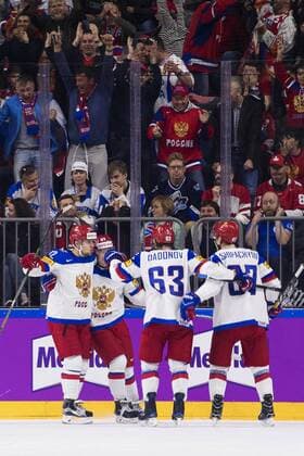 170520 Rysslands Artemi Panarin, Nikita Gusev, Evgeni Dadonov och Vadim Shipachyov jublar efter 0-2-malet i semifinalen mellan Kanada och Ryssland under ishockey-VM den 20 maj 2017 i Köln.  Copyright: JOELxMARKLUND BB170520JM021