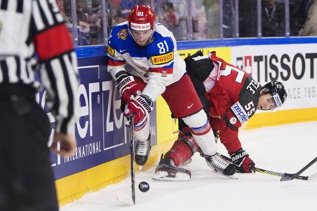 170520 Rysslands Dmitri Orlov och Kanadas Mark Scheifele i semifinalen mellan Kanada och Ryssland under ishockey-VM den 20 maj 2017 i Köln.  Copyright: JOELxMARKLUND BB170520JM022