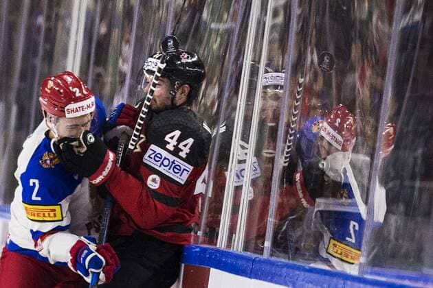 170520 Rysslands Artyom Zub och Kanadas Marc-Edouard Vlasic i kamp om pucken i semifinalen mellan Kanada och Ryssland under ishockey-VM den 20 maj 2017 i Köln.  Copyright: JOELxMARKLUND BB170520JM023