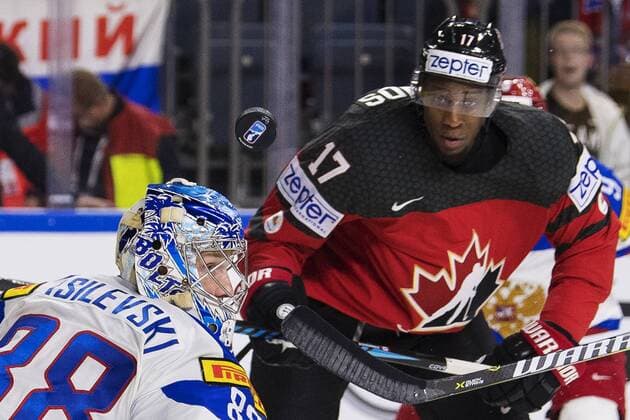 170520 Rysslands malvakt Andrei Vasilevski och Kanadas Wayne Simmonds i semifinalen mellan Kanada och Ryssland under ishockey-VM den 20 maj 2017 i Köln.  Copyright: JOELxMARKLUND BB170520JM024