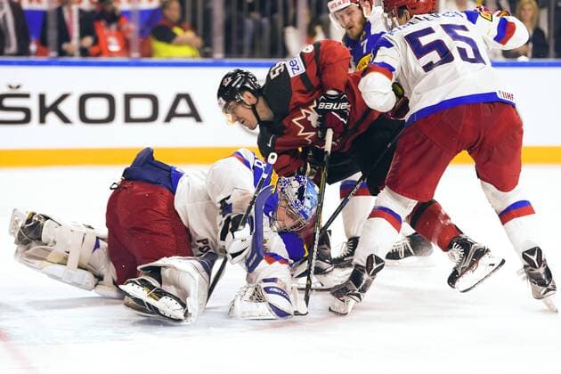 170520 Kanadas Mark Scheifele utmanar Rysslands malvakt Andrei Vasilevski, Bogdan Kiselevich och Ivan Telegin i semifinalen mellan Kanada och Ryssland under ishockey-VM den 20 maj 2017 i Köln.  Copyright: JOELxMARKLUND BB170520JM016