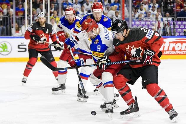170520 Rysslands Viktor Antipin och Kanadas Brayden Point i semifinalen mellan Kanada och Ryssland under ishockey-VM den 20 maj 2017 i Köln.  Copyright: JOELxMARKLUND BB170520JM017