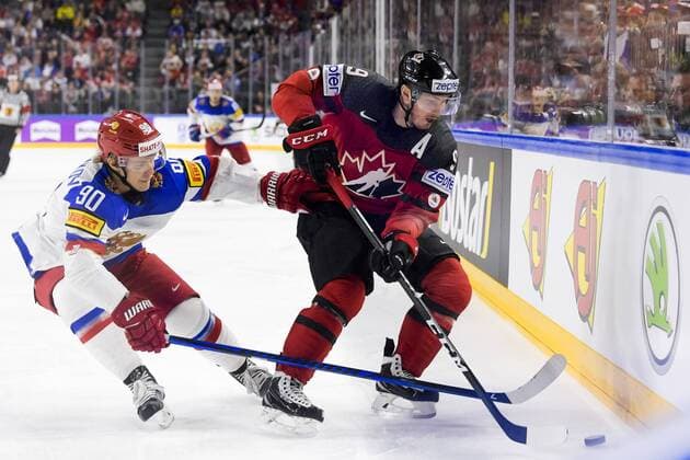 170520 Rysslands Vladislav Namestnikov och Kanadas Matt Duchene i semifinalen mellan Kanada och Ryssland under ishockey-VM den 20 maj 2017 i Köln.  Copyright: JOELxMARKLUND BB170520JM018