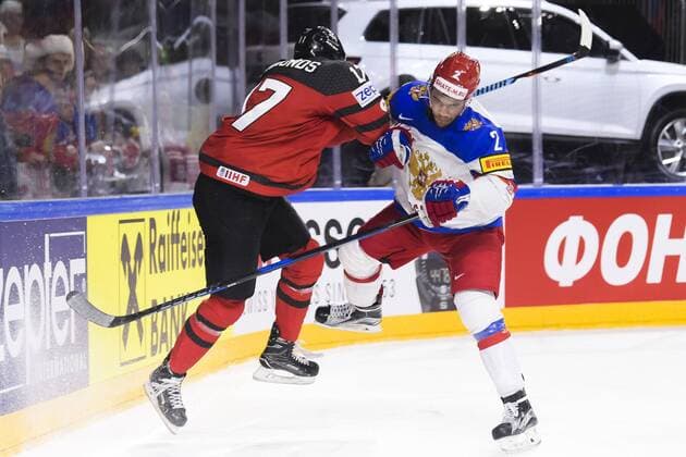 170520 Kanadas Wayne Simmonds och Rysslands Artyom Zub i semifinalen mellan Kanada och Ryssland under ishockey-VM den 20 maj 2017 i Köln.  Copyright: JOELxMARKLUND BB170520JM019
