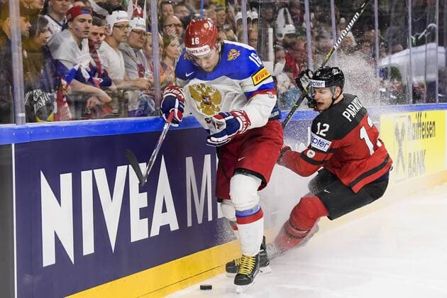 170520 Rysslands Sergei Plotnikov och Kanadas Colton Parayko i semifinalen mellan Kanada och Ryssland under ishockey-VM den 20 maj 2017 i Köln.  Copyright: JOELxMARKLUND BB170520JM031