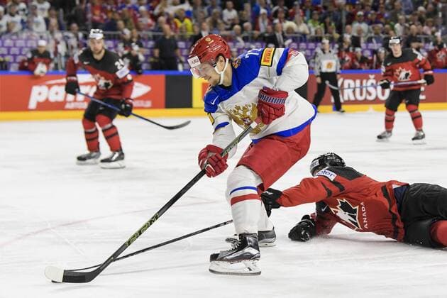170520 Rysslands Artemi Panarin och Kanadas Jason Demers i semifinalen mellan Kanada och Ryssland under ishockey-VM den 20 maj 2017 i Köln.  Copyright: JOELxMARKLUND BB170520JM032