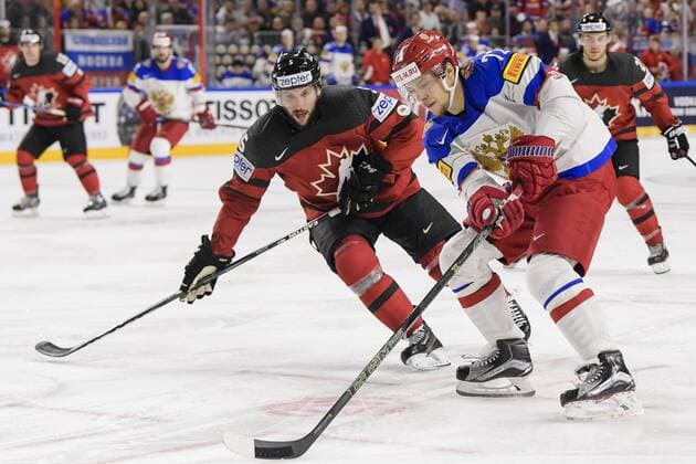 170520 Kanadas Jason Demers och Rysslands Artemi Panarin i semifinalen mellan Kanada och Ryssland under ishockey-VM den 20 maj 2017 i Köln.  Copyright: JOELxMARKLUND BB170520JM033