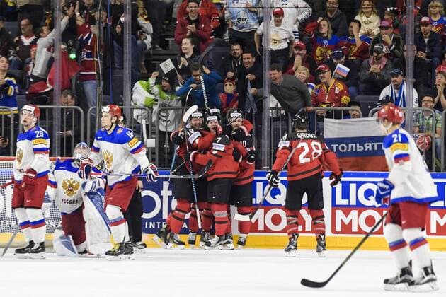 170520 Kanadas spelare jublar efter 3-2 av Ryan OÕReilly samtidigt som Rysslands Ivan Provorov och malvakt Andrei Vasilevski deppar i semifinalen mellan Kanada och Ryssland under ishockey-VM den 20 maj 2017 i Köln.  Copyright: JOELxMARKLUND BB170520JM036