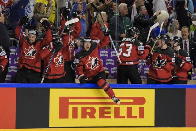 Bilder des Tages - SPORT 170520 Kanadas spelare jublar efter semifinalen mellan Kanada och Ryssland under ishockey-VM den 20 maj 2017 i Köln.  Copyright: JOELxMARKLUND BB170520JM039