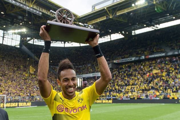 Dortmund, Germany 20.05.2017, 1. Bundesliga 34. Spieltag, BV Borussia Dortmund - SV Werder Bremen, Auba, Pierre-Emerick Aubameyang (BVB) bekommt Torjaegerkanone, Torschuetzen-Kanone, ist torschuetzenkoenig ( DeFodi001