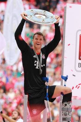 Meisterfeier nach dem Spiel. Manuel Neuer mit Meisterschale und Krücken Fussball Allianz Arena München FC Bayern München - SC Freiburg 20.05.2017