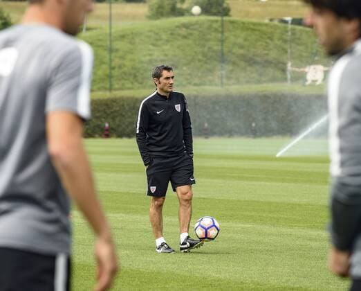 Athletic Bilbao s head coach Ernesto Valverde (C) during the training of the team at Lezama Sports Complez in Bilbao, Basque Country, Spain on 20 May 2017 on the eve of theri last Primera Division soccer match played against Atletico Madrid. ATHLETIC BILBAO S TRAINING !ACHTUNG: NUR REDAKTIONELLE NUTZUNG!  Copyright: xJavierxZorrillax GRA293 20170520-636309005719617956