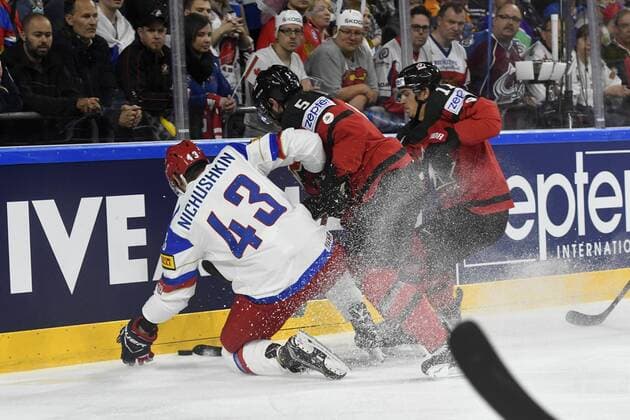 IIHF Eishockey-WM 2017 Canada vs Russia on 20.05.2017 at Lanxess Arena in Cologne Jason Demers ( 5 Team Canada) checkt Valeri Nichushkin ( 43( Russia) an die Bande wd