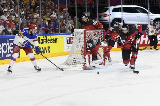 IIHF Eishockey-WM 2017 Canada vs Russia on 20.05.2017 at Lanxess Arena in Cologne Jason Demers ( 5 Team Canada) und Evgeni Dadonov ( 63 Russia) haben den Puck im Auge wd