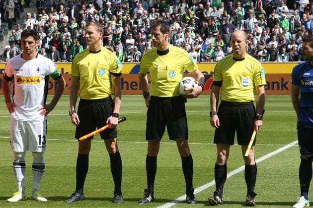 1.Fussball-Bundesliga : VfL Borussia Mönchengladbach--SV Darmstadt 98 34.Sptg. Das letzte Bundesligaspiel für Hr.Wolfgang Stark, seine Assistenten Mike Pickel und Martin Petersen. 1.Fussball-Bundesliga : VfL Borussia Mönchengladbach--SV Darmstadt 98 34.Sptg.