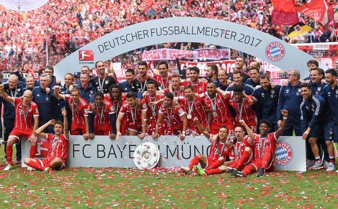 FUSSBALL 1. BUNDESLIGA SAISON 2016 2017 34. SPIELTAG FC Bayern Muenchen - SC Freiburg 20.05.2017 Der FC Bayern feiert den Gewinn der 27. Deutsche Meisterschaft, Teambild 