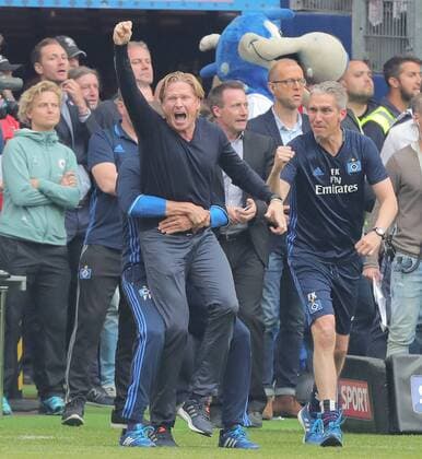 Themen der Woche - SPORT Bilder des Tages - SPORT 1. Fussball Bundesliga 34. Spieltag Saison 2016-2017 1. Fussball Bundesliga 34. Spieltag Saison 2016-2017 Hamburger SV - VfL Wolfsburg im Volksparkstadion Trainer Markus Gisdol (Hamburger SV) jubelt nach Spielende re.: Co-Trainer Frank Kaspari (Hamburger SV)
