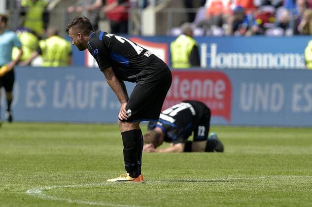 20-05-2017 pmk MZ116474 Fussball Herren 3.Liga Saison 2016 2017 VfL Osnabrueck - SC Paderborn Spielende Robin KRAUSSE (23) Paderborn Felix HERZENBRUCH (12) Paderborn