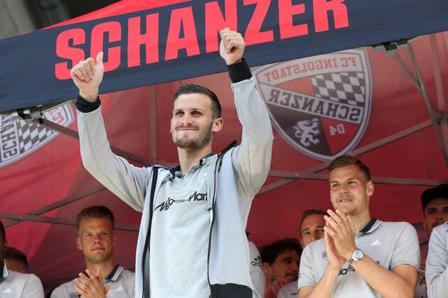 1. Bundesliga - Fußball - FC Ingolstadt 04 - Letzter Spieltag - Saisonabschlußfeier für die Fans - auf der Bühne, Pascal Groß (10, FCI) verabschiedet sich 1. Bundesliga - Fußball - FC Ingolstadt 04 - Letzter Spieltag - Saisonabschlußfeier für die Fans