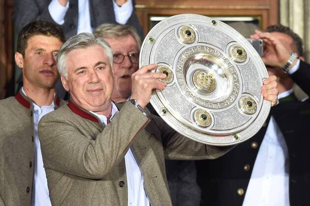 Fußball 1. Bundesliga Meisterfeier FC Bayern München am 20.05.2017 auf dem Rathausbalkon am Marienplatz in München Carlo Ancelotti ( Trainer München ) mit der Meisterschale xRx