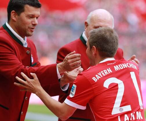 Meisterfeier nach dem Spiel. Hier verabschiedet sich Philipp Lahm von Michael Ballack Fussball Allianz Arena München FC Bayern München - SC Freiburg 20.05.2017