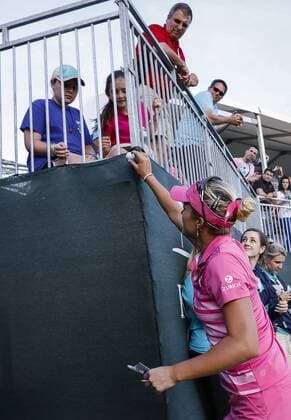 May 20, 2017: Lexi Thompson hands her ball to kids in the stands after the third round of the Kingsmill Championship on the Kingsmill Resort River Course in Williamsburg, Virginia. CSM LPGA Golf Damen 2017: Kingsmill Championship MAY 20 - ZUMAc04_ 20170520_zaf_c04_040 Copyright: xJustinxCooperx